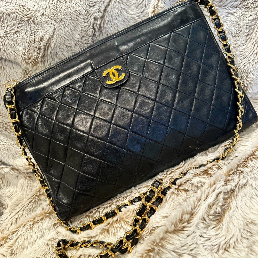 💔SOLD OUT💔 Vintage CHANEL Lambskin Snap Clutch